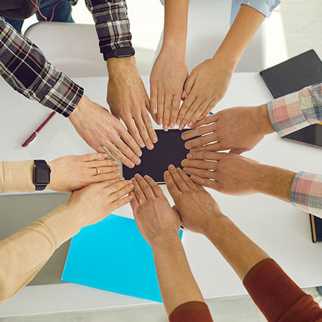 Hænder i en cirkel set fra oven