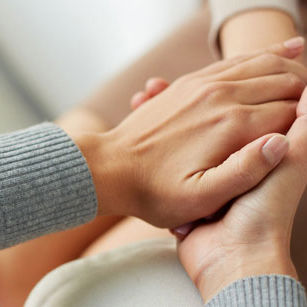 Hænder der holder om hinanden